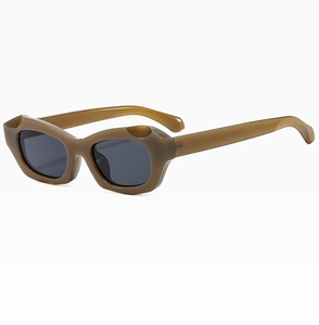 Détail de lunettes de soleil œil-de-chat vert olive avec monture épaisse géométrique