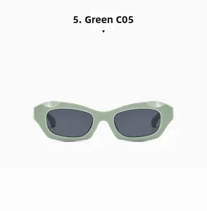 Détail de lunettes de soleil œil de chat vert sauge avec verres gris épais