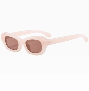 Vue latérale de lunettes de soleil œil de chat rétro avec monture rose et verres bruns