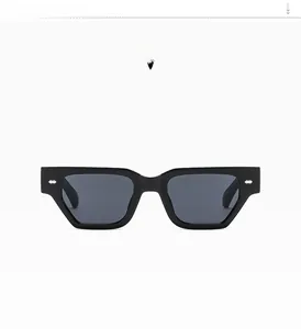 Gros plan de lunettes de soleil carrées noires avec détails argentés et verres gris foncé
