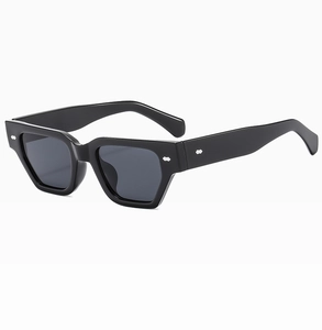 Détails des lunettes de soleil rectangulaires noires avec rivets argentés et verres gris