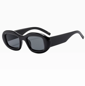 Gros plan de lunettes de soleil ovales noires avec monture épaisse et branches larges