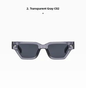 Vue de face des lunettes de soleil carrées gris transparent avec protection UV et clous