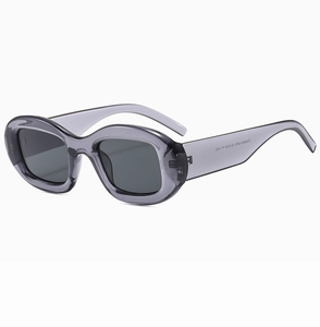 Détail de lunettes de soleil ovales montrant les specs ZN38358 sur monture violette