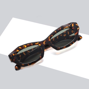 Lunettes de soleil œil de chat à monture écaille et verres noirs pour un style rétro