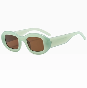 Détail de lunettes de soleil ovales vert menthe avec verres bruns et marquage intérieur
