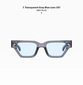 Détail d'une monture polygonale grise transparente avec verres bleus et rivets en métal