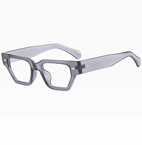 Détail d'une monture de lunettes géométrique grise transparente avec rivets en métal