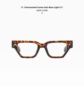 Détail de lunettes rectangulaires en écaille avec verres anti-lumière bleue et rivets