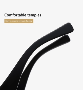 Detail of comfortable black temples with ergonomic curved design and anti-slip finish
