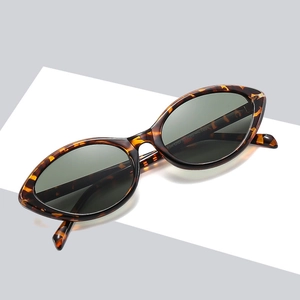 Lunettes de soleil œil-de-chat rétro en écaille de tortue avec verres vert foncé de luxe