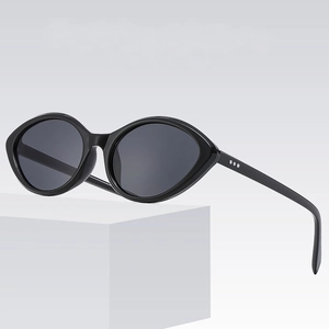 Lunettes de soleil œil de chat noires pour hommes et femmes avec protection UV sur socle