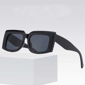 Retro square frame sunglasses with wide temples and dark lenses for outdoor fashion style