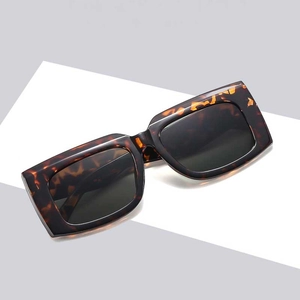 Retro tortoise shell square frame sunglasses with dark lenses for outdoor street style