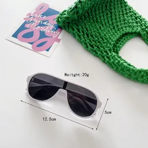 Lunettes de soleil aviateur blanches pour enfants avec verres foncés sur fond blanc