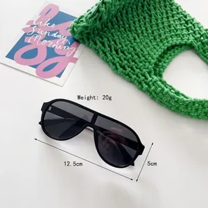 Détail de lunettes aviateur noires pour enfants avec dimensions 12,5cm de large et 5cm