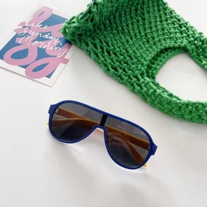 Vue à plat de lunettes aviateur enfant avec monture bleue et branches jaunes