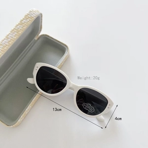 Lunettes de soleil polarisées pour enfants avec monture ovale blanche et étui tissé