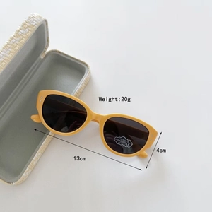 Détail de lunettes de soleil polarisées pour enfants en silicone jaune, poids de 20g