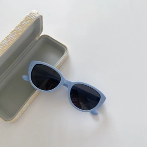 Gros plan sur les lunettes de soleil polarisées bleues pour enfants avec étui assorti