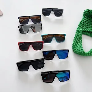 Lunettes de soleil pour enfants à monture large et design monobloc en couleurs variées