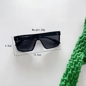 Vue détaillée des lunettes de soleil noires pour enfants avec dimensions et poids 20g