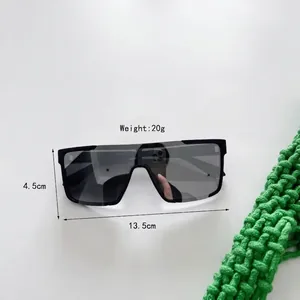 Détail de lunettes de soleil enfant avec dimensions de 13,5 cm de large et 4,5 cm