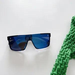 Détail de lunettes de soleil sport pour enfants avec monture noire et verres miroirs bleus