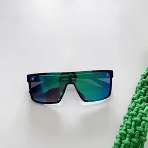Détail des lunettes de soleil enfant avec grand cadre et verres à miroir dégradé