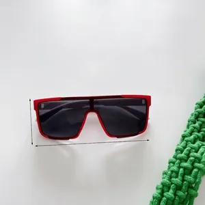 Vue détaillée de lunettes de soleil enfant rouges montrant largeur 13,5cm et poids léger 20g
