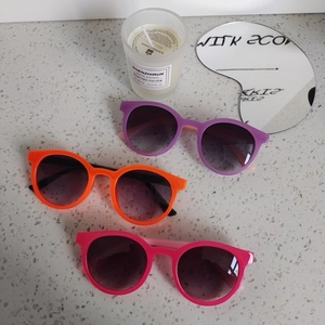 Lunettes de soleil rétro rondes pour enfants en violet, orange et rose avec protection UV