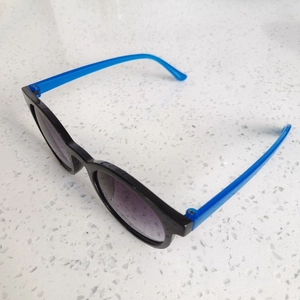 Lunettes de soleil enfant rétro à monture ronde noire et branches bleues anti-UV
