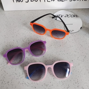 Three-pack trendy square frames sunglasses for girls in orange, purple and pink colors