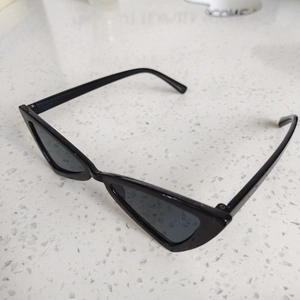Retro triangle cat eye children's sunglasses with black frames for boys and girls
