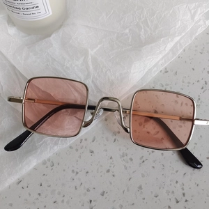 Lunettes de soleil cœur roses pour enfants avec monture carrée en métal et strass brillants