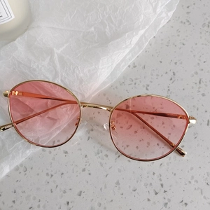 Lunettes de soleil cœur pour enfants rose avec monture dorée et strass scintillants