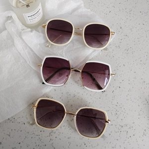 Trois paires de lunettes de soleil vintage blanches pour filles avec verres dégradés