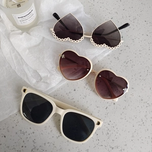 Lunettes de soleil vintage filles monture ronde blanche avec cœurs et abeilles