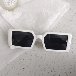 Vue détaillée de lunettes de soleil rectangulaires blanches rétro avec verres UV400