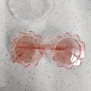 Occhiali da sole rosa a forma di fiore per bambini con montatura traslucida e lenti tonde