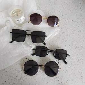 Collection de lunettes de soleil pour enfants style œil de chat avec perles et montures noires