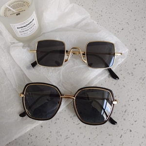 Lunettes de soleil vintage dorées pour enfants et lunettes œil-de-chat noires à verres sombres