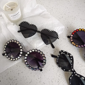 Lunettes de soleil pour enfants oeil de chat noires avec strass et perles fleuries