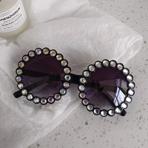 Lunettes de soleil rondes vintage pour enfants avec strass arc-en-ciel et monture noire