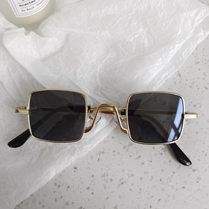 Vue détaillée des lunettes de soleil carrées vintage avec monture en métal doré