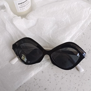 Vue détaillée des lunettes de soleil pour enfants avec monture géométrique noire