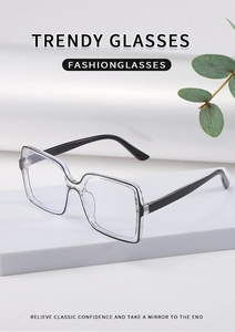 Détail de lunettes carrées transparentes avec bord noir sur un socle géométrique