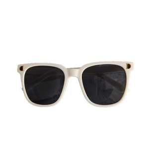 Lunettes de soleil rétro rondes pour enfant blanches avec détail D doré sur la monture