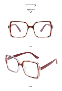 Vue avant et latérale de grandes lunettes carrées en rouge écaille et monture transparente
