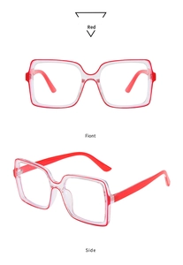 Vues de face et de côté de lunettes carrées rouge transparent avec filtre de lumière bleue
